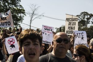 manifestantes caminham pelo viaduto william ortiz
