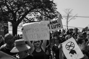 manifestantes caminham pelo viaduto william ortiz