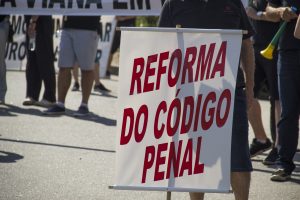 uma faixa escrito 'reforma do código penal'