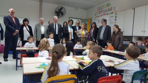 Barry Rassin e outros rotarianos discursam para alunos do Rio Branco