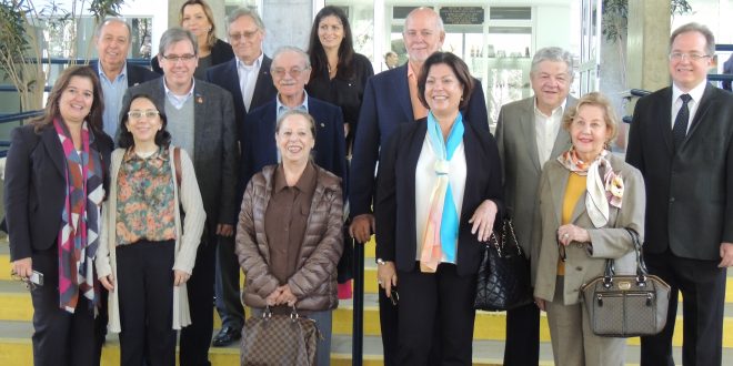 Barry Rassin posa com outros rotarianos