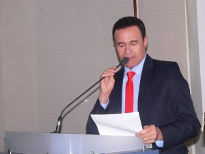 arildo gomes discursando na tribuna da câmara de cotia