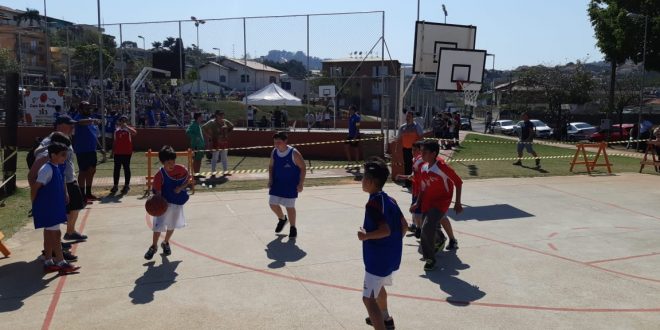 atletas disputam partida na Copa São Roque de Basquete 3x3 Escolar