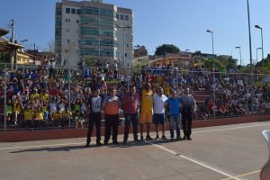 atletas posam para foto na Copa São Roque de Basquete 3x3 Escolar