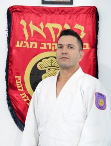 luciano leite posa diante do emblema Bukan Granja Viana