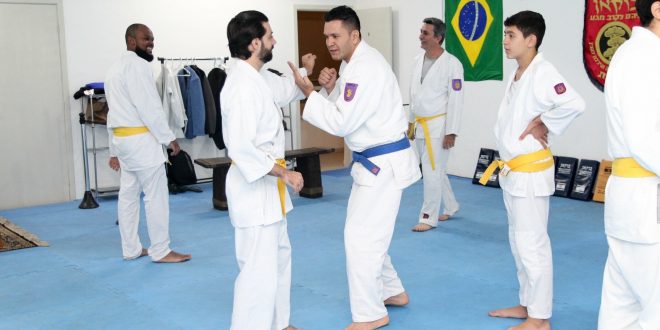 alunos treinando na Bukan Granja Viana