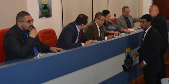 Marcinho Prates, Edson Silva, Paulinho Lenha, Drª Eliana, Dr. Castor. Professor Osmar e Celso Itiki durante a sessão da câmara de cotia