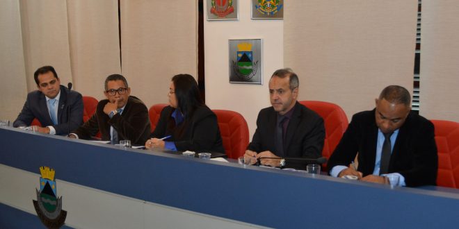 Edson Silva, Paulinho Lenha, Drª Eliana, Dr. Castor e Sandrinho Santos na mesa diretora da câmara de Cotia