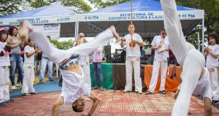 uma apreentação de capoeira no circuito cultural