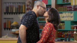 casal granjeiro se beijando