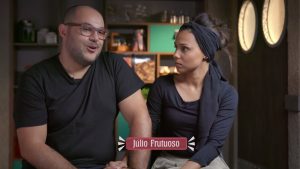 casal granjeiro conversando com a câmera