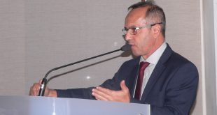 dr. castor discursando na tribuna da câmara de cotia no dia em que foi eleito presidente da casa