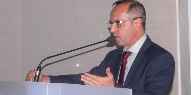 dr. castor discursando na tribuna da câmara de cotia no dia em que foi eleito presidente da casa