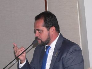 edson silva discursando na tribuna da câmara de cotia