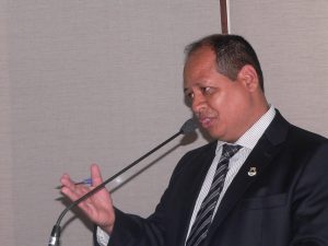 eduardo nascimento discursando na tribuna da câmara de cotia