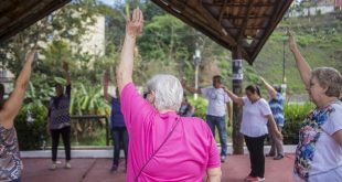 participante do programa Emagrecer Certo se exercitam
