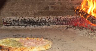 uma pizza sendo assada na Pizza Estrela da Granja