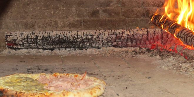 uma pizza sendo assada na Pizza Estrela da Granja