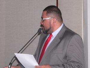 marcinho prates discursando na tribuna da câmara de cotia