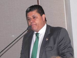 marcos nena discursando na tribuna da câmara de cotia
