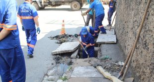 homens trabalhando em boca de lobo durante a ação meu bairro melhor