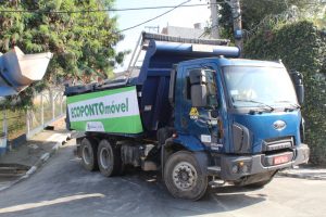 um caminhão de ecoponto móvel durante a ação meu bairro melhor