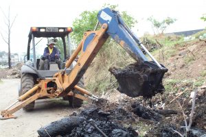 retroescavadeira trabalhando durante a ação meu bairro melhor