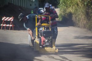 homens trabalhando em asfalto na rua porto alegre