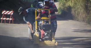 homens trabalhando em asfalto na rua porto alegre