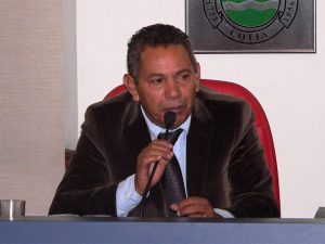 paulinho lenha discursando na mesa diretora da câmara de cotia