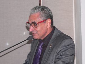 pedinha discursando na tribuna da câmara de cotia