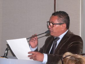 paulinho lenha discursando na tribuna da câmara de cotia