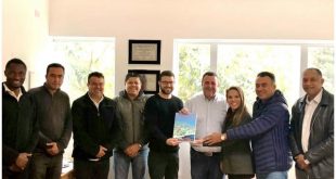 José Genival. (Turismo), Sergio Folha (Habitação), Cabo Givaldo (Esportes, Cultura e Lazer), João dos Santos (Assuntos Comunitários), vereadores Marcos Nena e Edson Silva, e outros posam com o plano diretor de turismo em mãos