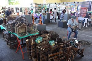 feira com vários obras de artistas e artesãos de embu das artes