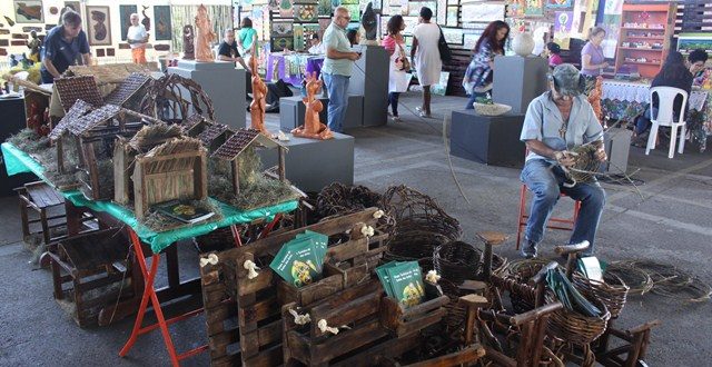 feira com vários obras de artistas e artesãos de embu das artes