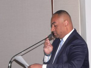 sandrinho santos discursando na tribuna da câmara de cotia