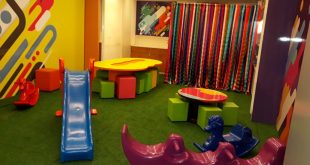 interior do clubinho granja vianna, com vários brinquedos