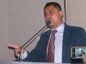 tim discursando na tribuna da câmara de cotia