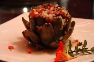 uma alcachofra in natura fria ao molho vinagrete