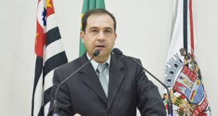 alexandre pierroni discursando na tribuna da câmara de são roque