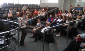 pessoas reunidas na plateia da câmara de são roque para acompanhar audiência