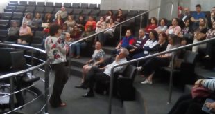 pessoas reunidas na plateia da câmara de são roque para acompanhar audiência