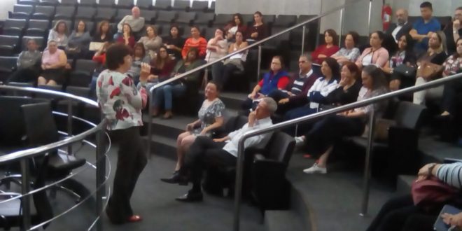 pessoas reunidas na plateia da câmara de são roque para acompanhar audiência