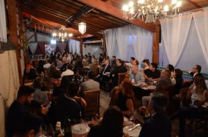 dezenas de empresários sentados às mesas do Don Camillo e acompanhando palestras no 2º Jantar de Negócios
