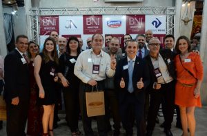 empresários posam para foto durante o 2º Jantar de Negócios