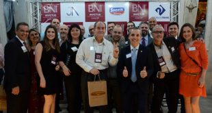 empresários posam para foto durante o 2º Jantar de Negócios