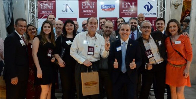 empresários posam para foto durante o 2º Jantar de Negócios