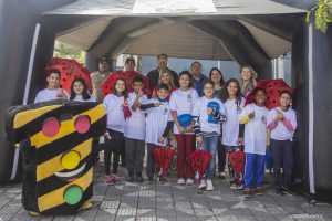 crianças posam com mascote vestiod de semáforo
