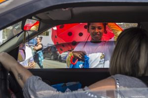 criança entrega material educativo a morotista