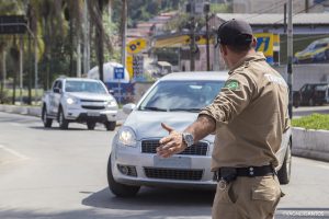 agente de trânsito orienta motorista